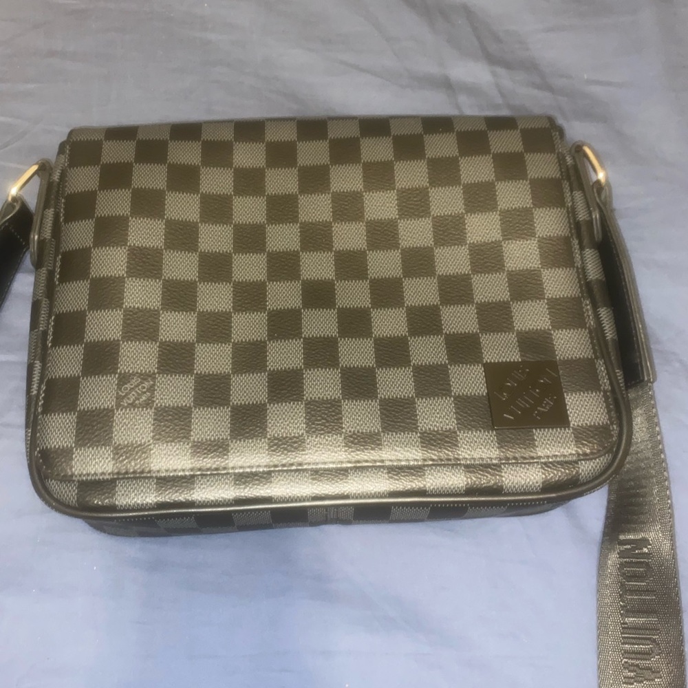 Selling a black and grey lOUIS VUITTON messenger bag